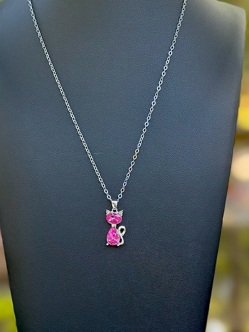 17” silvertone Cat Necklace w/pink Glass Inlay
